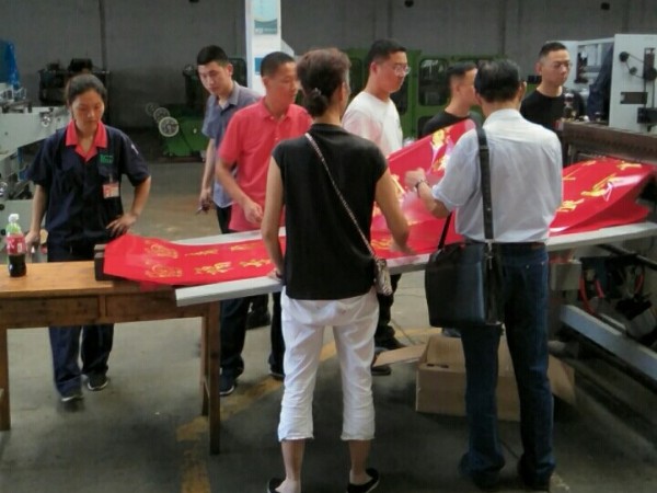 對(duì)聯(lián)燙金機(jī)試機(jī)客戶(hù)連連稱(chēng)贊！